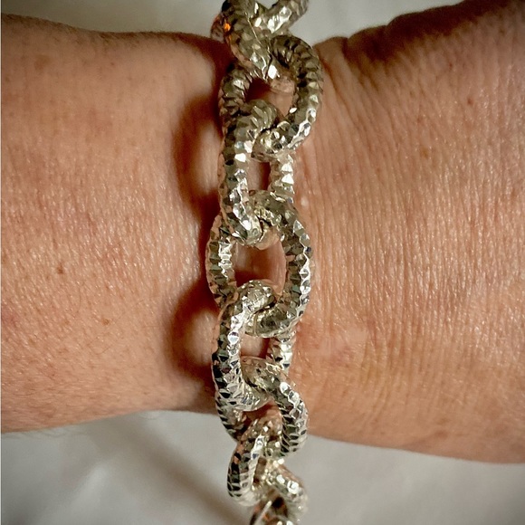 NWOT SILVER COLOR BRACELET - Picture 1 of 3
